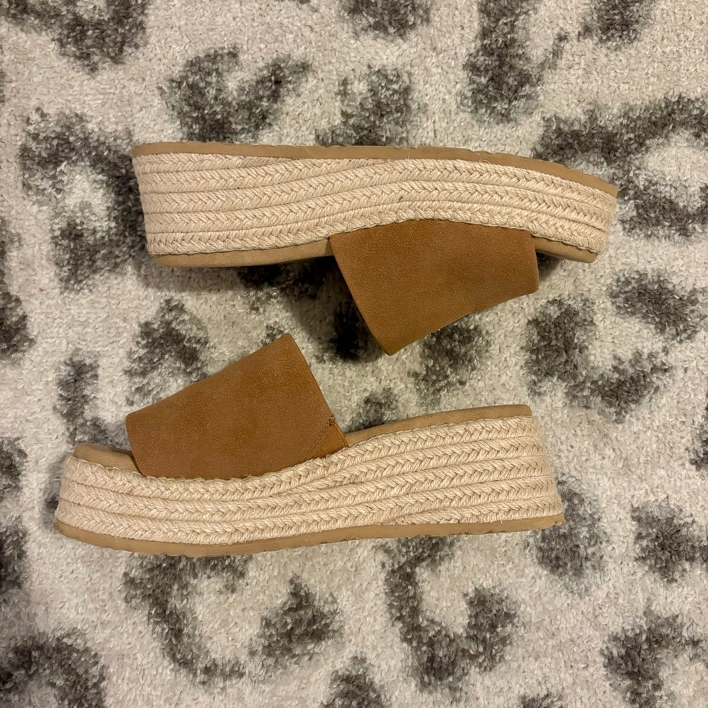 • brown platform sandals •